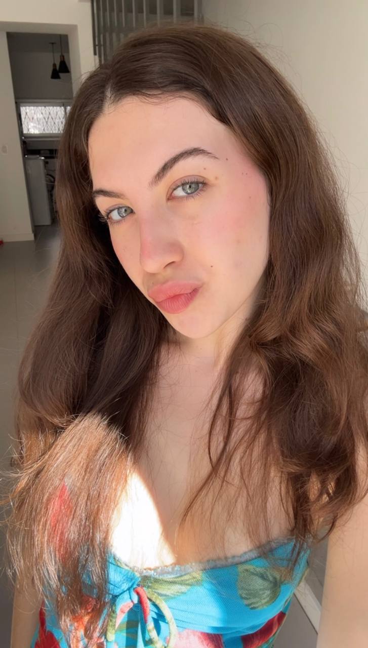 Nude girl Amber in Milan