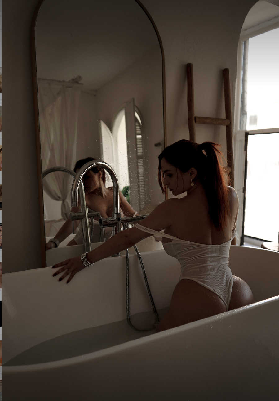 A playful frame from Miranda Faith nude — online in Milan