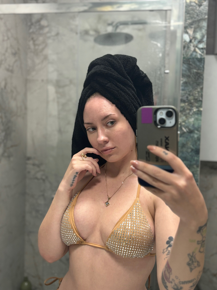 Nude girl KateV in Milan