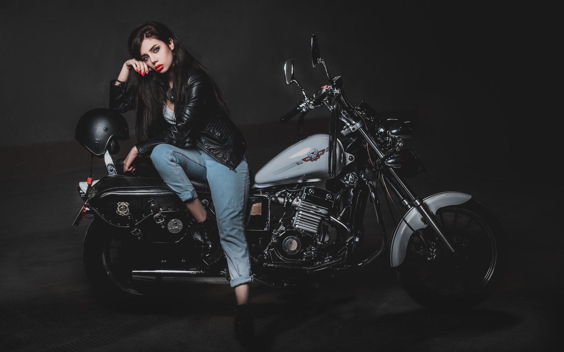 Biker girls: style and drive brings the glow — live moments in Milan
