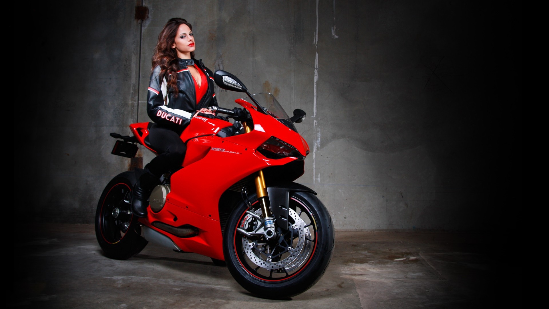 Beautiful girls and motorcycles in Milan — step in, relax, and chat live