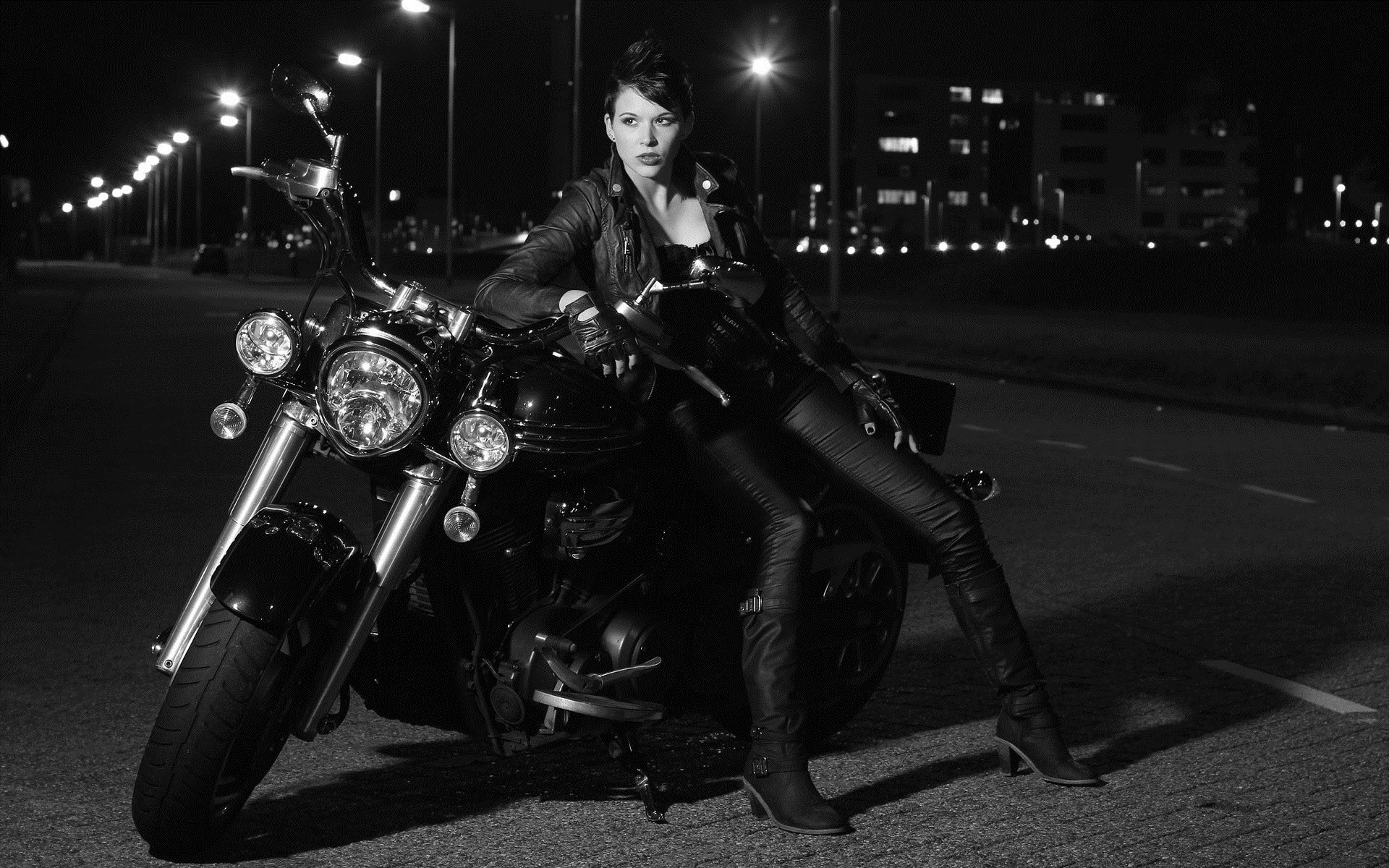 Photo Beautiful girls and motorcycles in Milan