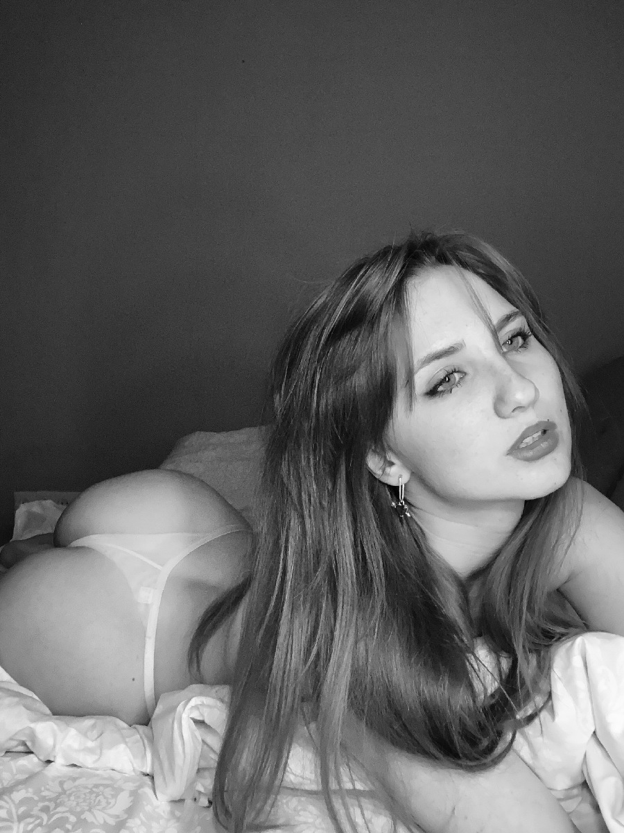 Take a pause and enjoy Nata nude — streaming from Milan
