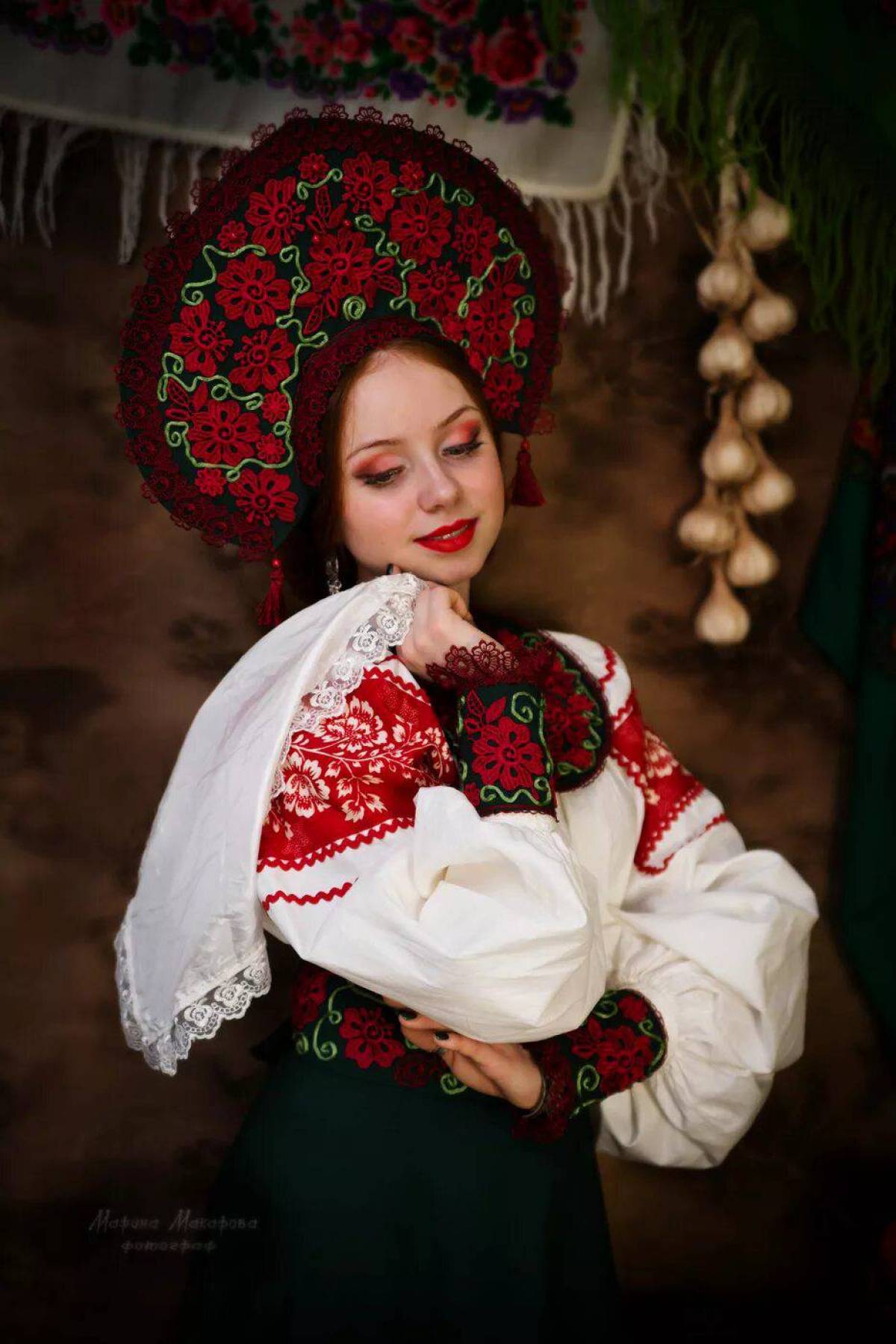 Take a pause and enjoy Women in Slavic costumes — streaming from Milan