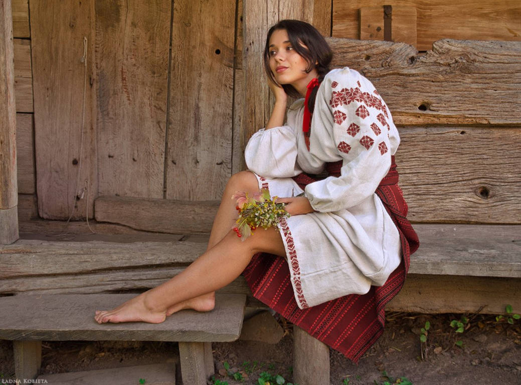 Fresh photos, fresh mood — Women in Slavic costumes online in Milan