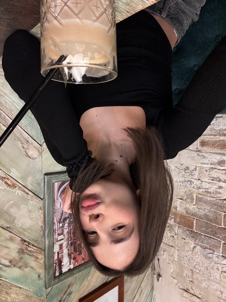 Fresh photos, fresh mood — Tina online in Milan